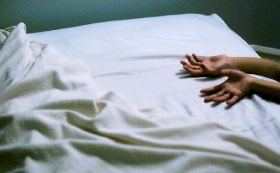 Τι άλλο θα ακούσουμε; Παράτησε τους άντρες για να συνευρίσκεται με φαντάσματα (βίντεο)